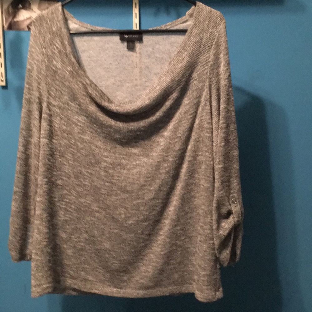 Quarter sleeve sweater with a loop neck